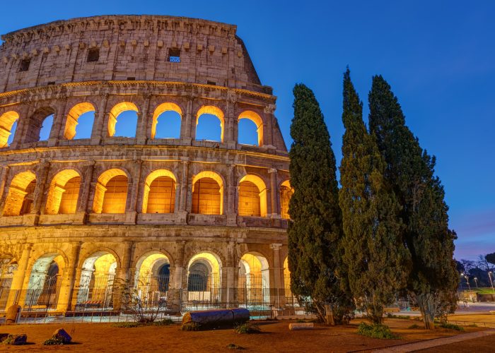 the-illuminated-colosseum-in-rome
